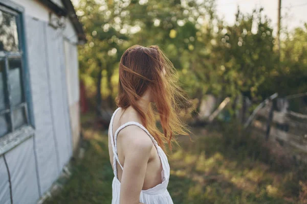 Schöne Frau Auf Dem Feld — Stockfoto