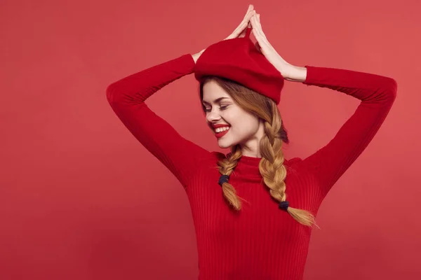 Mujer Alegre Suéter Rojo Posando Foto Alta Calidad —  Fotos de Stock