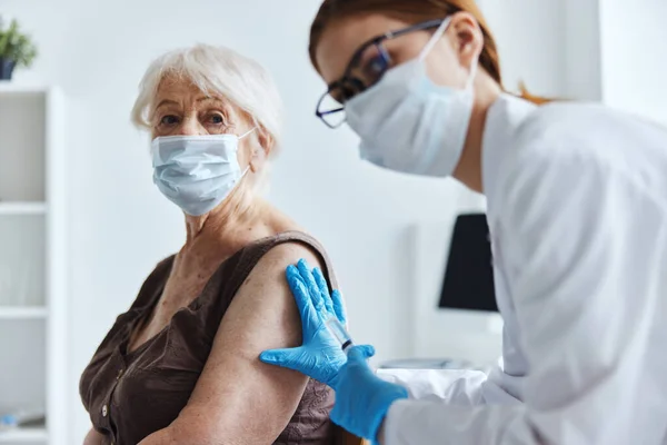 医師ワクチンパスポート免疫保護を持つ高齢女性 — ストック写真