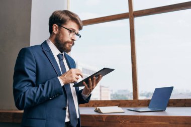 Pencere kenarında tablet ofisi olan girişimci