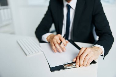 Erkek müdürün belgeleri telefon şefiyle el iletişimi halinde.