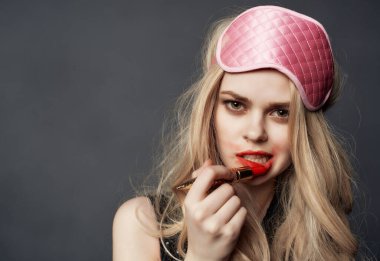 Sarhoş kadın ruj sürmüş gece hayatı alkol şişesi koyu arkaplan