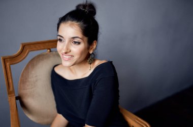 Model pozu veren güzel bir kadın. Dekorasyon, gülümseme, yaşam tarzı.