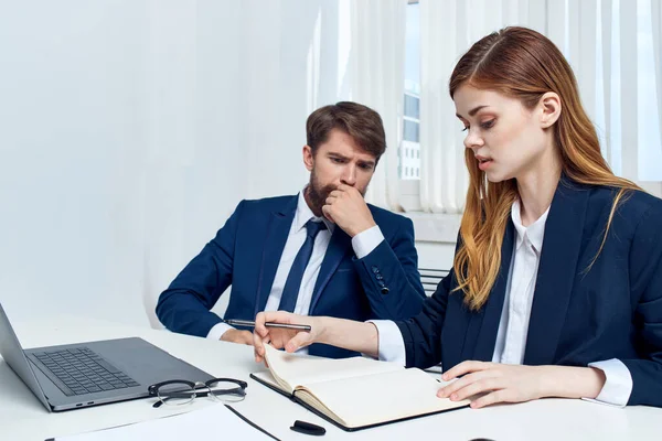 Hombre y mujer de negocios charlando en la oficina delante de una tecnología portátil — Foto de Stock