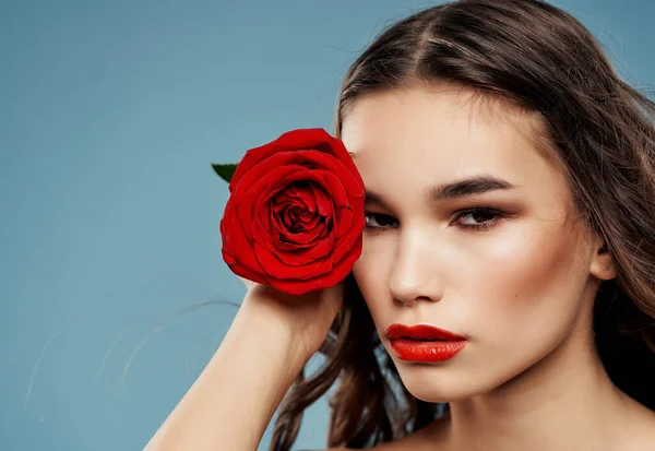 Femme look attrayant rose fleur luxe fond bleu — Photo