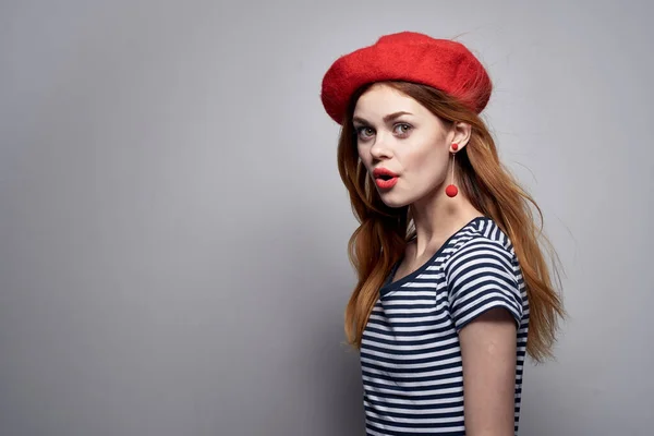 이번 여름 손으로 티셔츠에 붉은 입술을 하고 있는 기분좋은 여성 — 스톡 사진