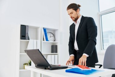 İnsan dizüstü bilgisayarın önünde duygularını çalışır. Yaşam tarzı.