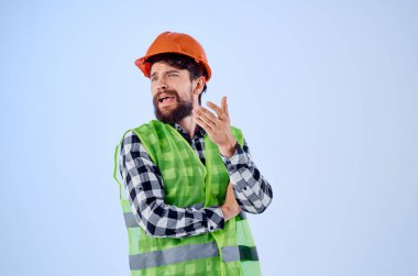 Sakallı adam yeşil yelek turuncu kask iş akışı el hareketleri izole arka plan