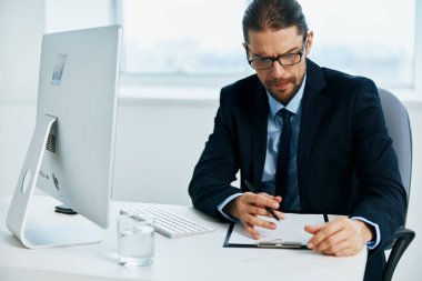 Erkek müdür bir memur bilgisayarda çalışıyor Yaşam Tarzı