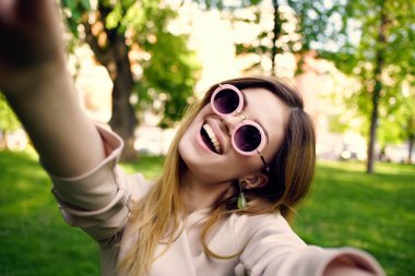 Parktaki güneş gözlüklü güzel kadın yaz yaşam tarzında.