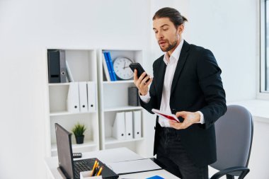 İşadamları bürosu evrakları ellerinde telefonla halleder patron.