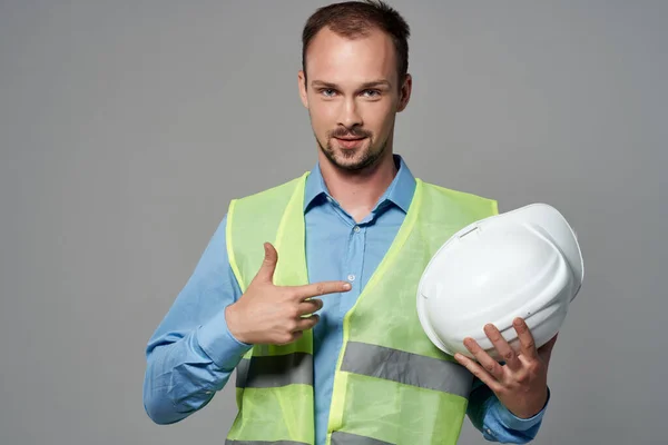 Mann i hvit hjelm ingeniør sikkerhet isolert bakgrunn – stockfoto