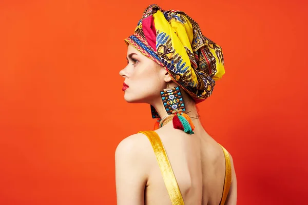 Glad kvinna flerfärgad sjal etnicitet afrikansk stil dekorationer Studio Modell — Stockfoto