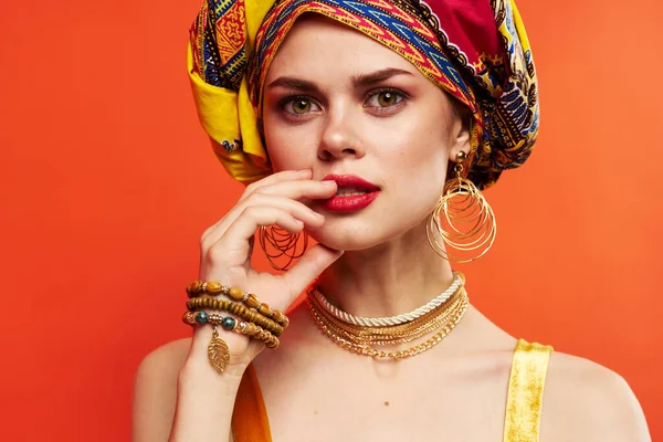 Bella donna in turbante multicolore aspetto attraente Gioielli isolato sfondo — Foto Stock