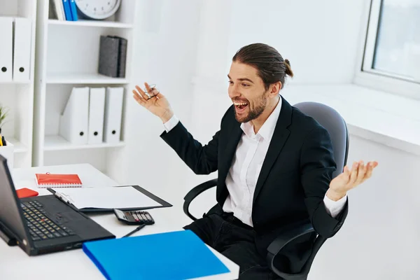 Üzletember dokumentumok munka iroda laptop ügyvezető — Stock Fotó