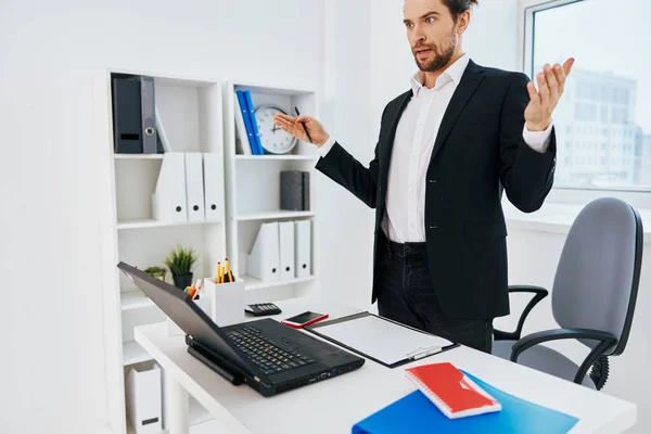 Hombres de negocios trabajan emociones delante de la computadora portátil Estilo de vida — Foto de Stock