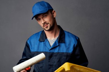 İnşa aşamasındaki erkek ressam duygular oluşturur.