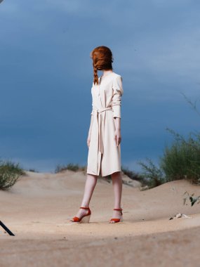 Kadın ceketli, sakallı, temiz hava, zarif bir seyahat tarzı.