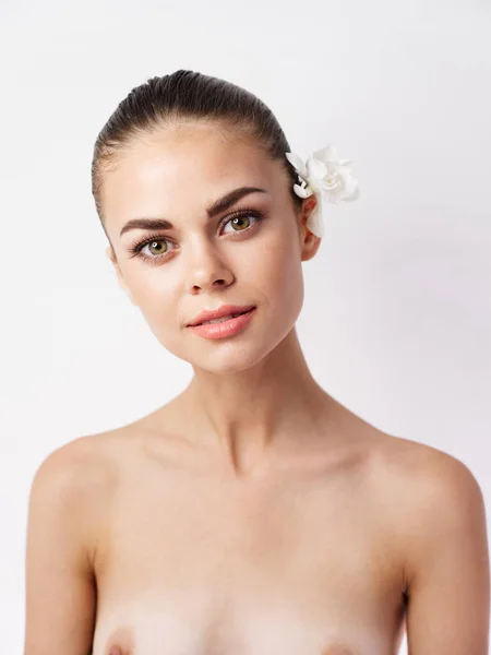 Vacker kvinna med bara axlar kosmetika attraktiv utseende ljus bakgrund — Stockfoto