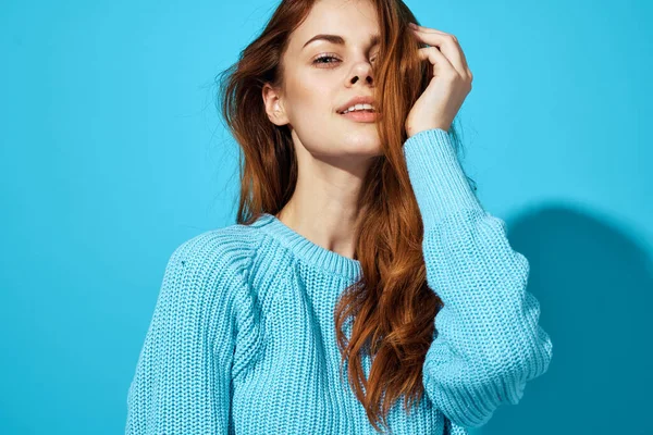 Hermosa mujer en un suéter azul aislado fondo —  Fotos de Stock