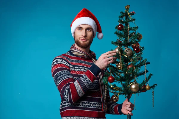 Emocjonalny mężczyzna w Boże Narodzenie biały makieta Plakat niebieski tło — Zdjęcie stockowe