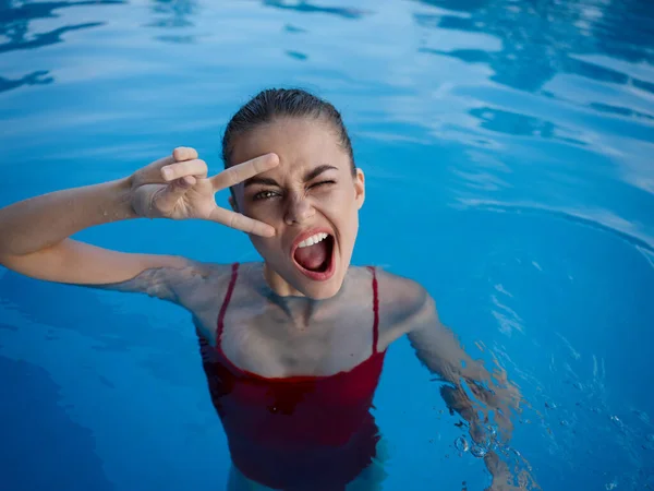 Веселая женщина в купальнике в бассейне эмоции расслабления жеста рук — стоковое фото