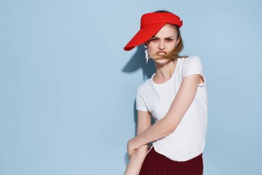 Kırmızı şapkalı kadın. Yaz kıyafetleri. Modern moda.