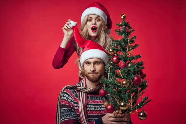 Mann und Frau Weihnachten Kleidung Urlaub Geschenk roter Hintergrund — Stockfoto