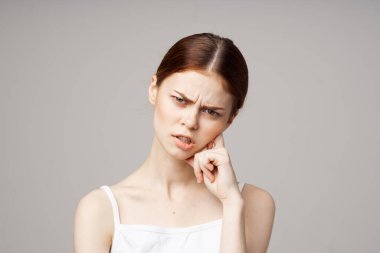 Kafasında migren rahatsızlığı olan huysuz bir kadın.