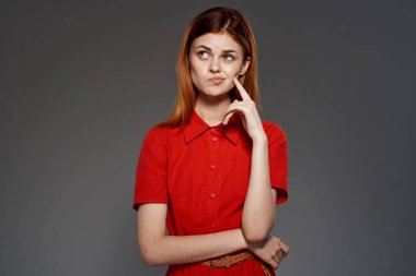 Kırmızı elbiseli kızıl saçlı kadın zarif moda stüdyosu