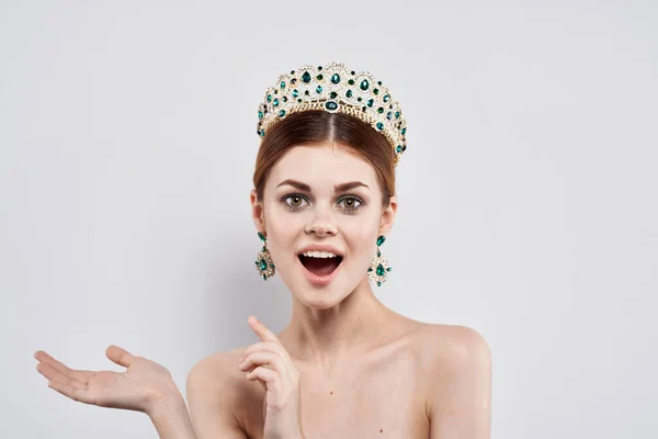 Princezna s korunou na hlavě make-up model close-up životní styl — Stock fotografie
