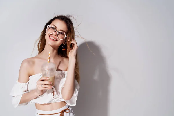 Belle femme un verre avec une boisson à la main vue recadrée — Photo