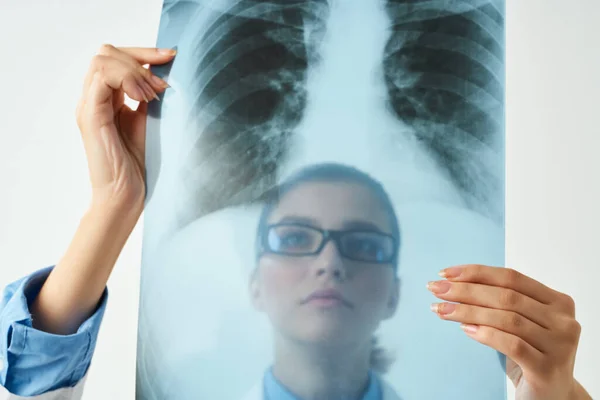Kobieta lekarz z rentgenowskiej pracy szpitala opieki zdrowotnej — Zdjęcie stockowe