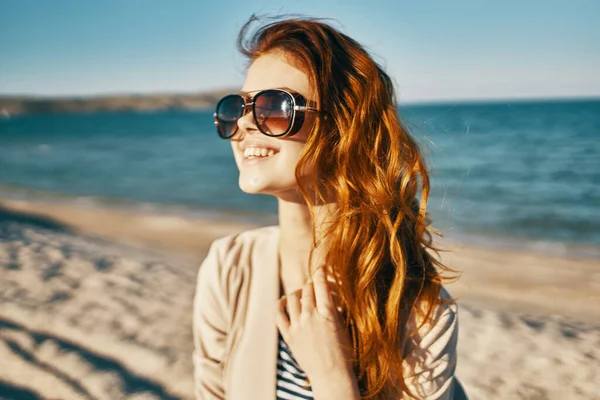 Kobieta noszenie okulary lato natura świeże powietrze ocean podróże — Zdjęcie stockowe