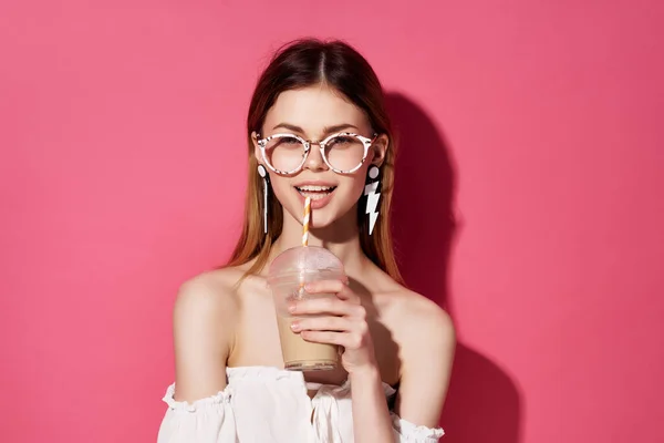 Mujer con gafas pendientes moda emoción Estilo de vida —  Fotos de Stock