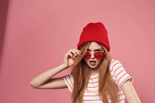 Mulher na moda alegre em estilo de verão chapéu vermelho posando — Fotografia de Stock
