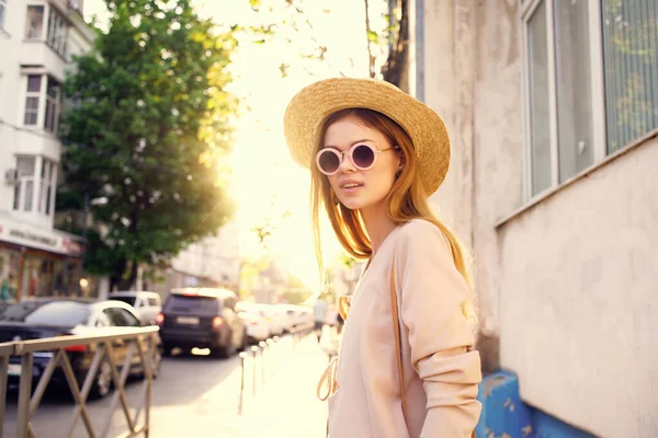 Atrakcyjna kobieta odkryty spacer moda lato miasto wycieczka — Zdjęcie stockowe