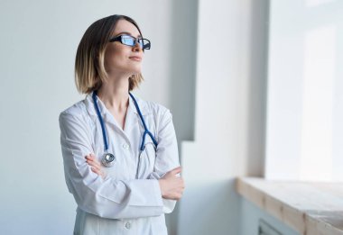 Kadın doktor beyaz önlüklü profesyonel tıp steteskopu