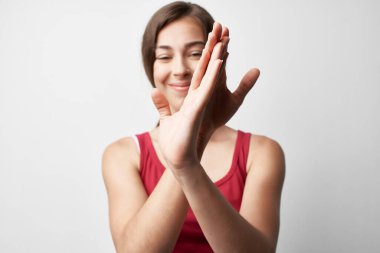 Eklem ağrısı olan kadın el yaralanması tedavisi görüyor.