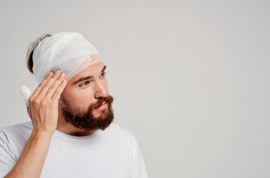 Hasta başı bandajlı ve el feneri geçmişi var.