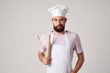 Üniformalı mutfak gereçleri şefi.