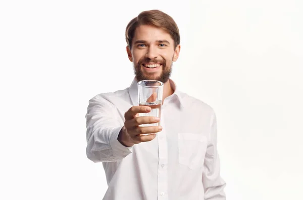 Homem de camisa branca bebendo água isolado fundo — Fotografia de Stock