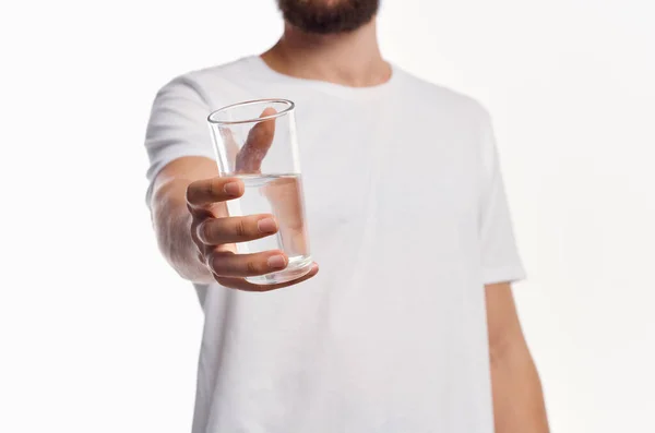 Γενειοφόρος άνθρωπος ποτήρι νερό φως φόντο — Φωτογραφία Αρχείου