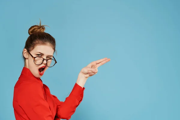 Mujer de negocios emocional en camisa roja con gafas que hacen gestos con el trabajo de las manos — Foto de Stock