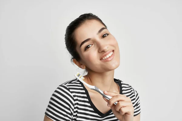 Mulher alegre higiene dentes limpeza cuidados saúde isolado fundo — Fotografia de Stock