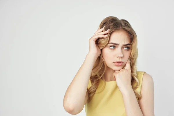 Frau in einem gelben Kleid Spaß Licht Hintergrund Studio — Stockfoto