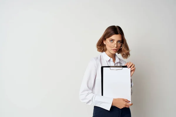 Жінка в окулярах офіс менеджер робочих документів — стокове фото