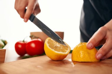 Limon kesme, vitamin salata hazırlama mutfağı.