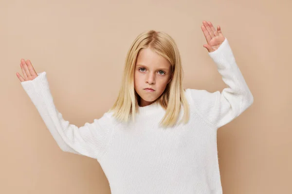 Mooi klein meisje gebaren met zijn handen kinderen lifestyle concept — Stockfoto