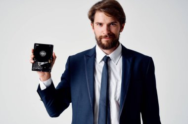 Elinde bilgisayar sabit diski olan adam.